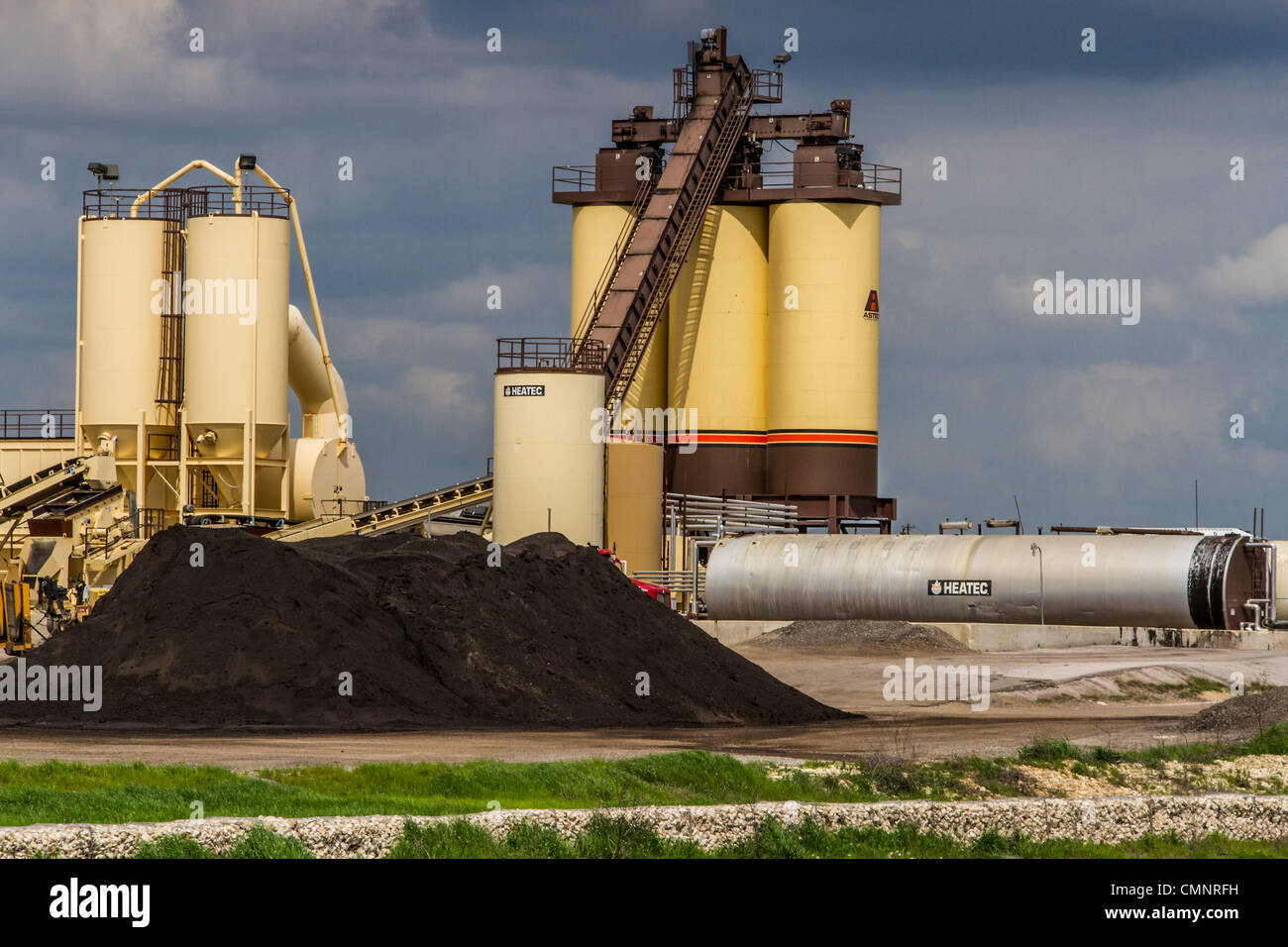 Industrieanlage neben Austin und Central Texas Railroad Züge in Zentral-Texas, zwischen Austin und Burnett. Stockfoto