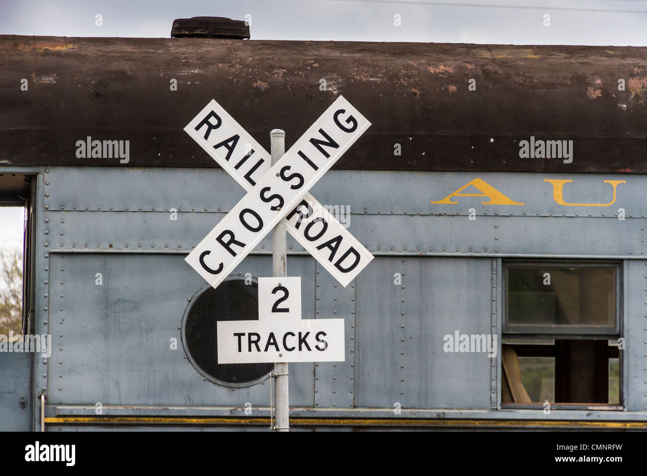 Austin und Central Texas Railroad Crossing Schild in Burnett, Texas, Bahnhof. Stockfoto