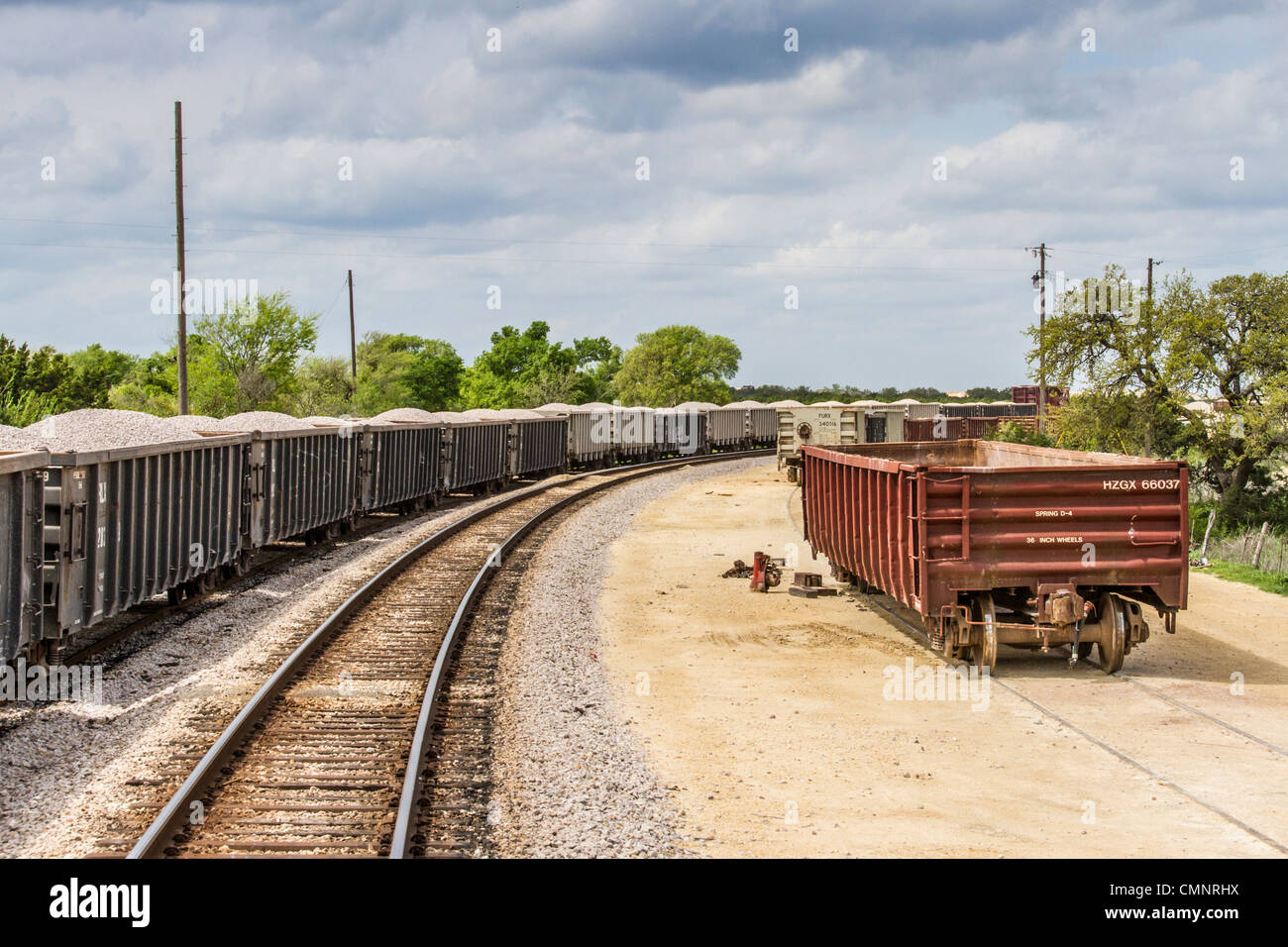 Bahngleise und geparkte Güterzüge entlang Austin und Central Texas Zugstrecke von Austin nach Burnett, Texas. Stockfoto