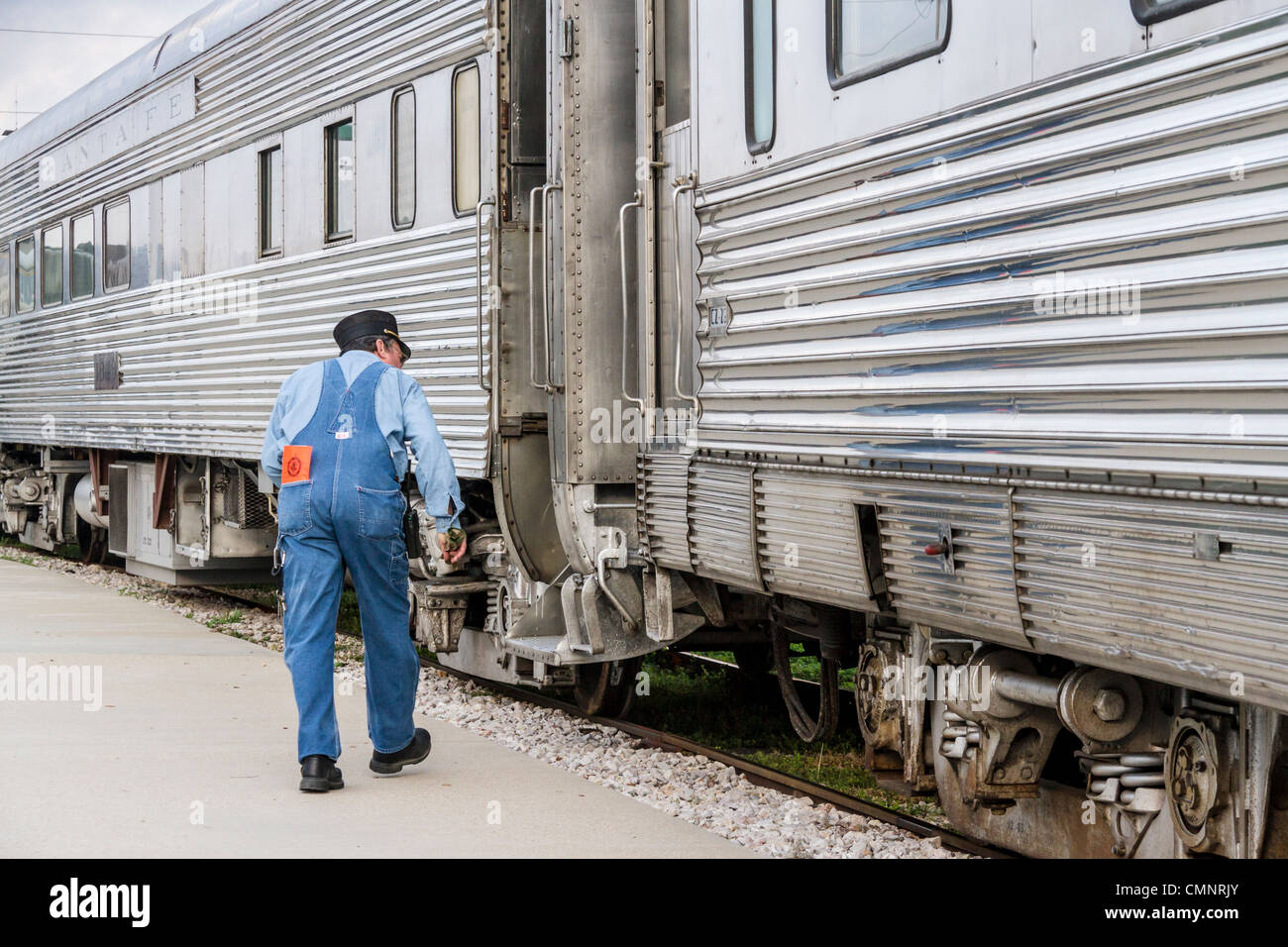 Vintage-Schienenfahrzeuge, viele aus den 1920er Jahren, in Zughof in Austin und Texas Central Railroad Depot in Austin, Texas. Stockfoto