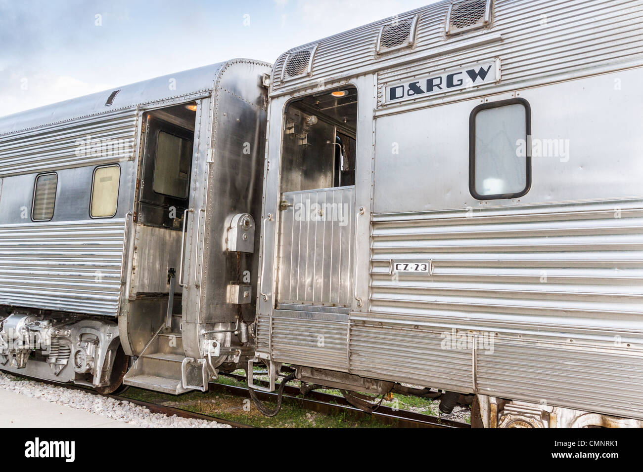 Vintage-Eisenbahnwagen, viele aus den 1920er Jahren, in der Zugstation in Austin und Texas Central Railroad Depot in Austin, Texas. Stockfoto