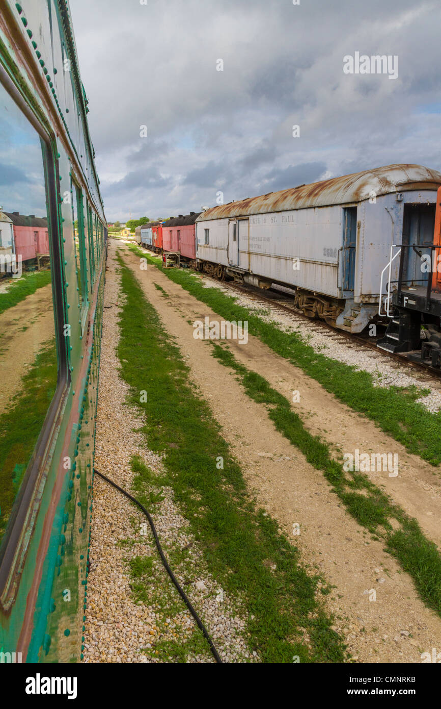Vintage-Schienenfahrzeuge, viele aus den 1920er Jahren, in Zughof in Austin und Texas Central Railroad Depot in Austin, Texas. Stockfoto