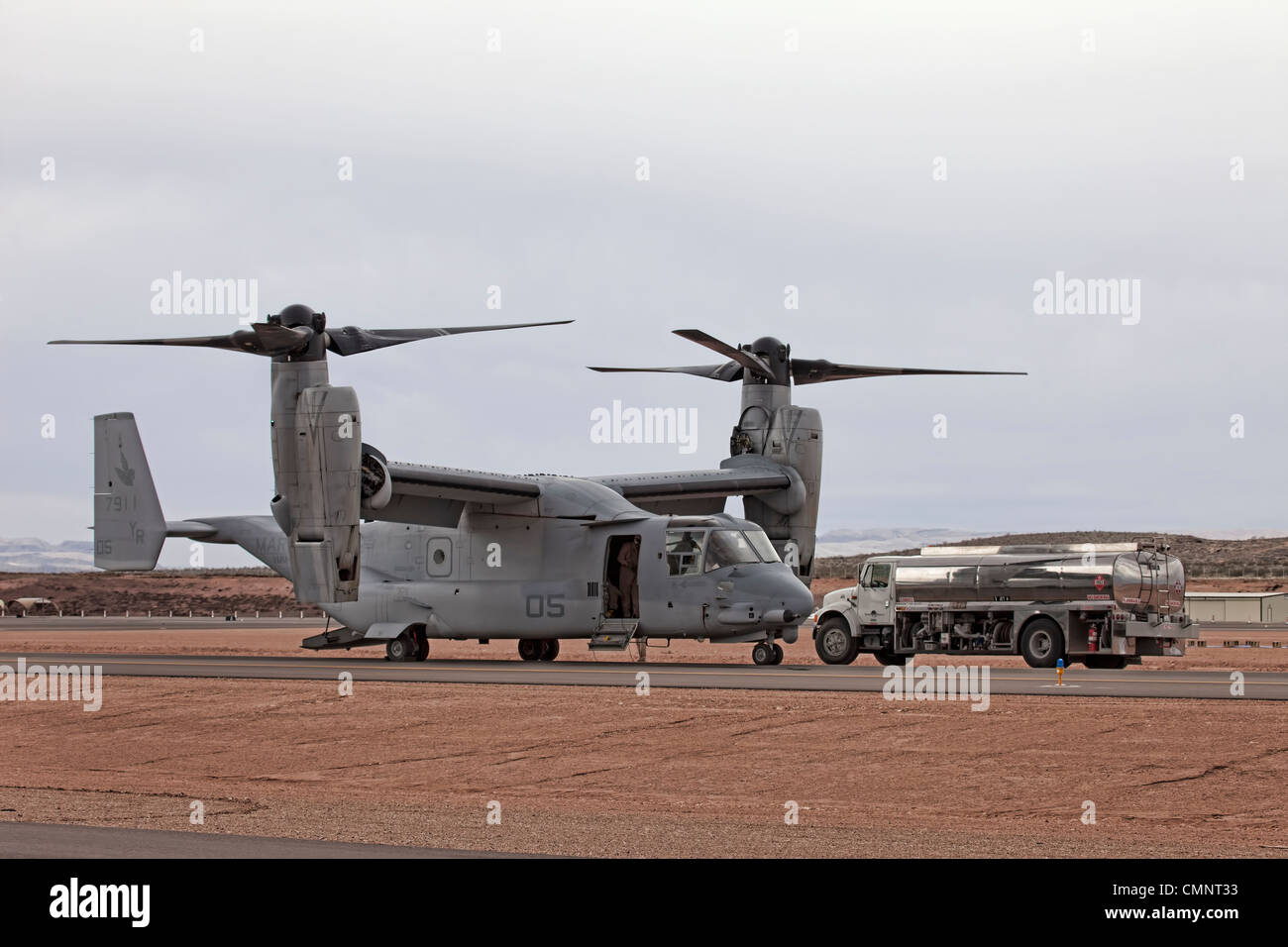 Flugzeuge, V022 Osprey im Flug gegen Gewitterwolken. Vertikalen Start und Landung Truppentransporter im Krieg verwendet. Tanken Sie LKW. Stockfoto