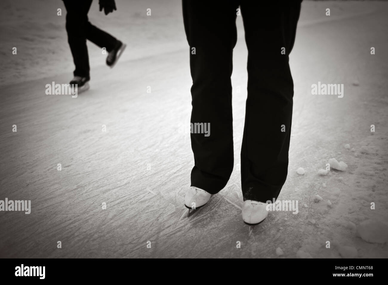 Nahaufnahme von Eislaufen auf dem Assiniboine River Trail, weltweit längste natürlich gefroren Eislaufen Trail, The Forks, Winnipeg, MB Stockfoto
