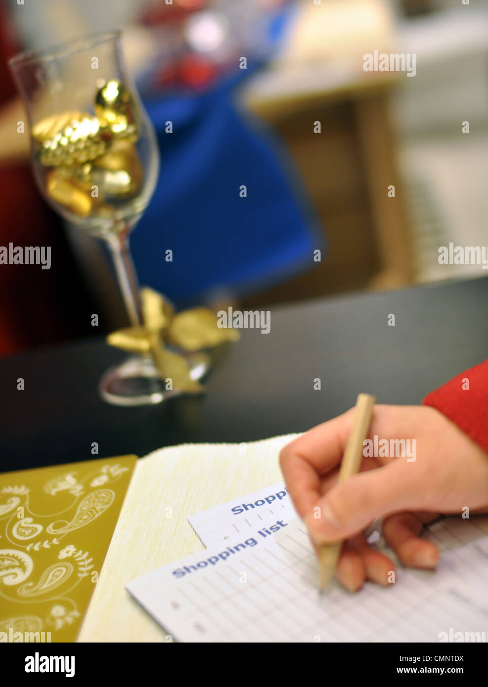 Einkaufsliste für Xmas Saison schreiben Stockfoto