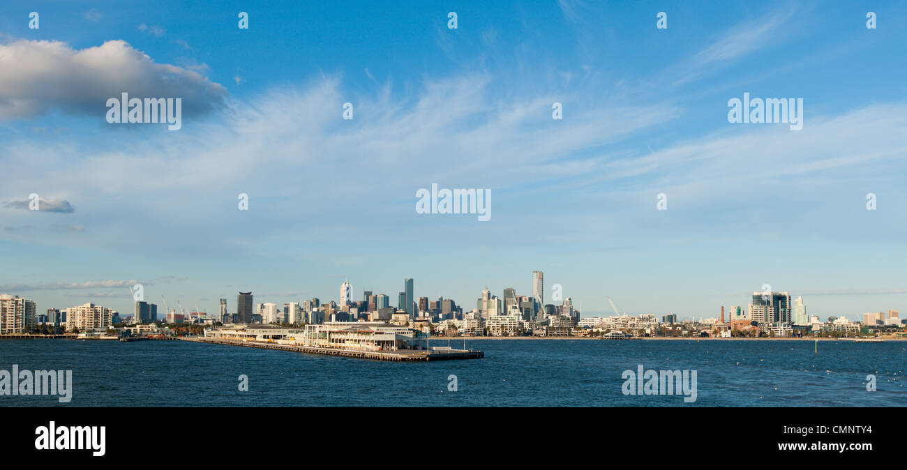 Melbourne von Port Phillip Bay und Station Pier. Stockfoto