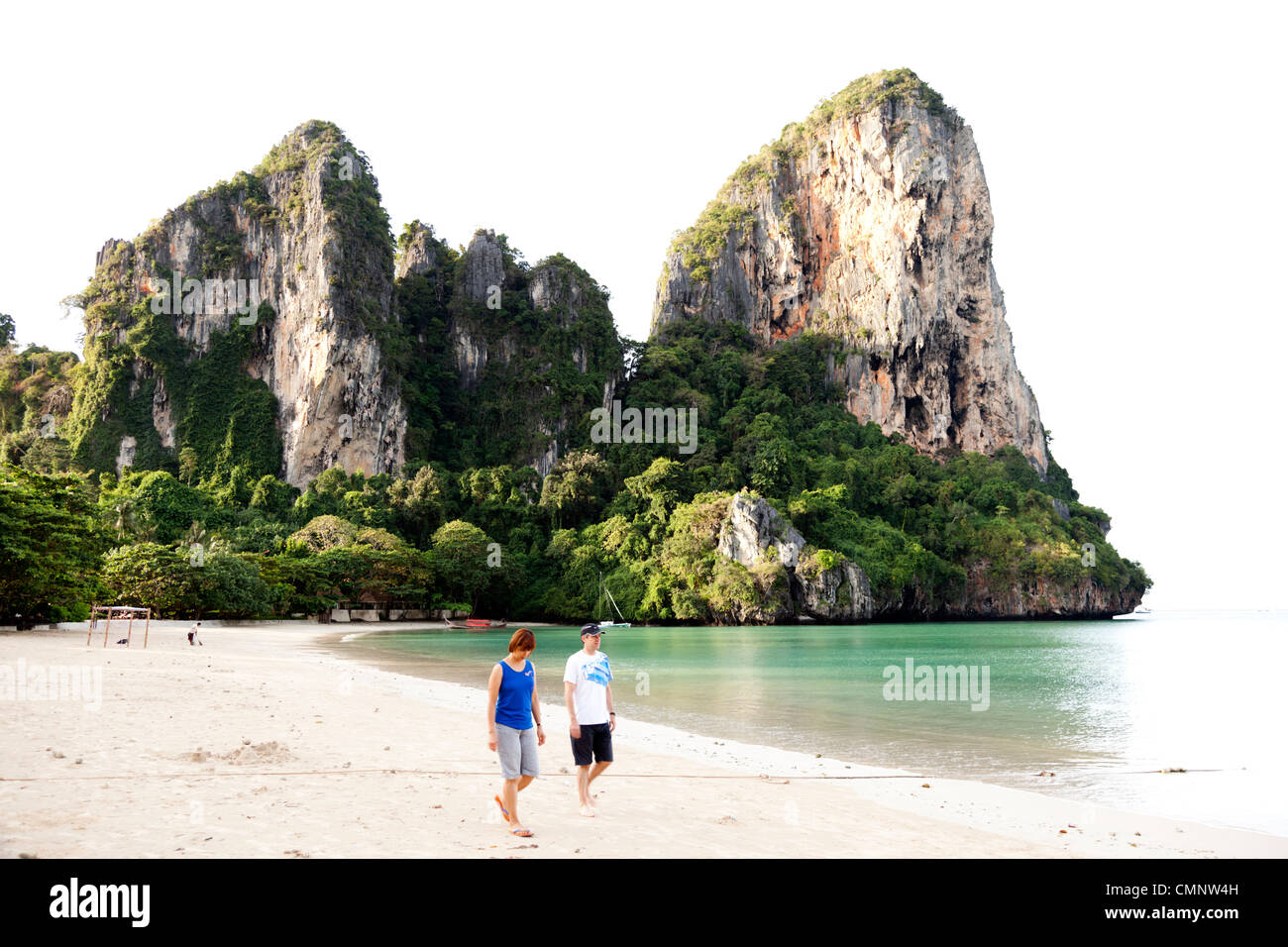 Die Kalkfelsen des südlichen Endes des Railay Bay (Krabi - Thailand). Les Formationen Karstiques Sud De La Baie de Railay. Stockfoto