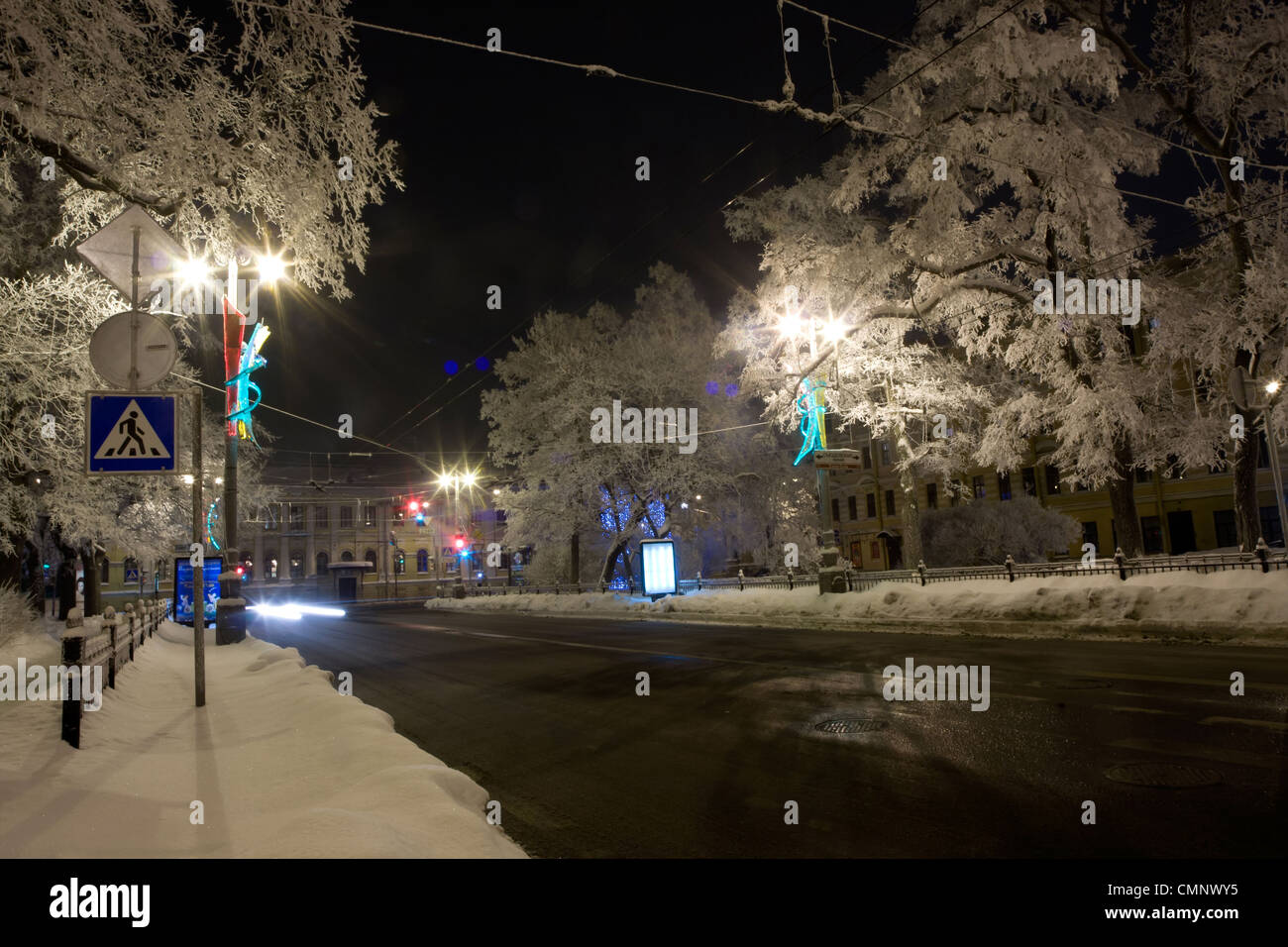 St. Petersburg, Wassiljewski-Insel, Winter, Schnee, Bäume, Verkehrszeichen Stockfoto
