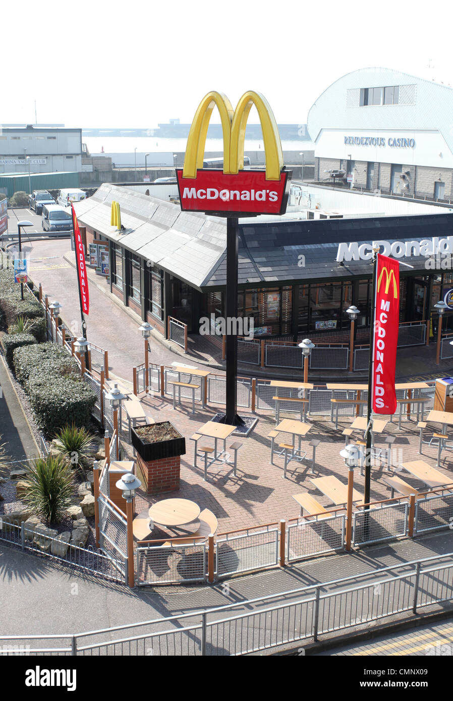 McDonald's Restaurant in Brighton Marina durchfahren. Bild von James Boardman. Stockfoto