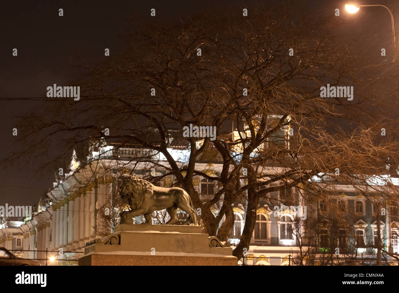 Russland, St. Petersburg, die Eremitage, Eremitage, Löwe Skulptur, Winter, Nacht Stockfoto