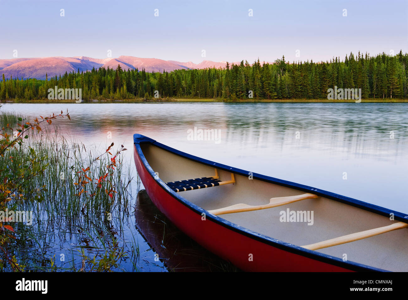 Wahl des Künstlers: Kanu und Boya Lake bei Sonnenuntergang, Boya Lake Provincial Park, Norden von British Columbia Stockfoto