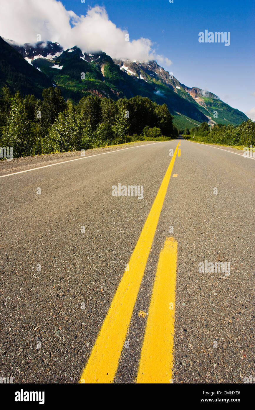 Autobahn 37A und Berge, Norden von British Columbia Stockfoto