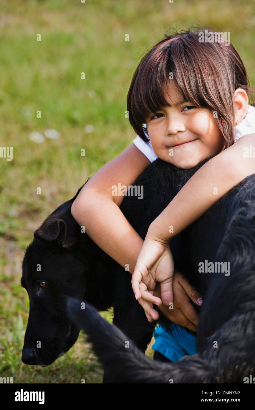 Porträt eines jungen Mädchens und eines Hundes, Kitwanga, Norden von British Columbia Stockfoto