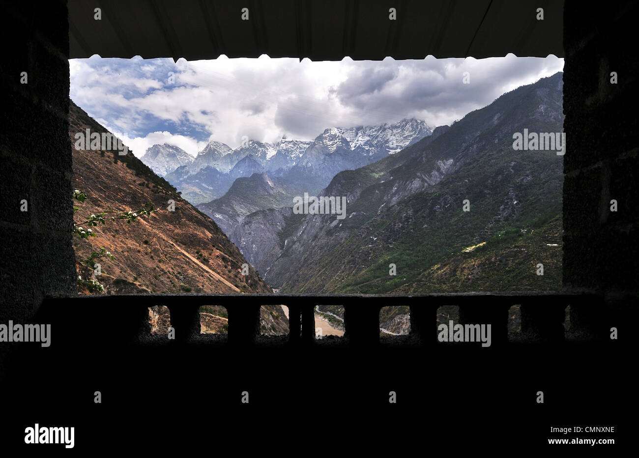 Tiger Leaping Gorge, Yunnan Provinz, wie gesehen von der Toilette mit der besten Aussicht in China Stockfoto