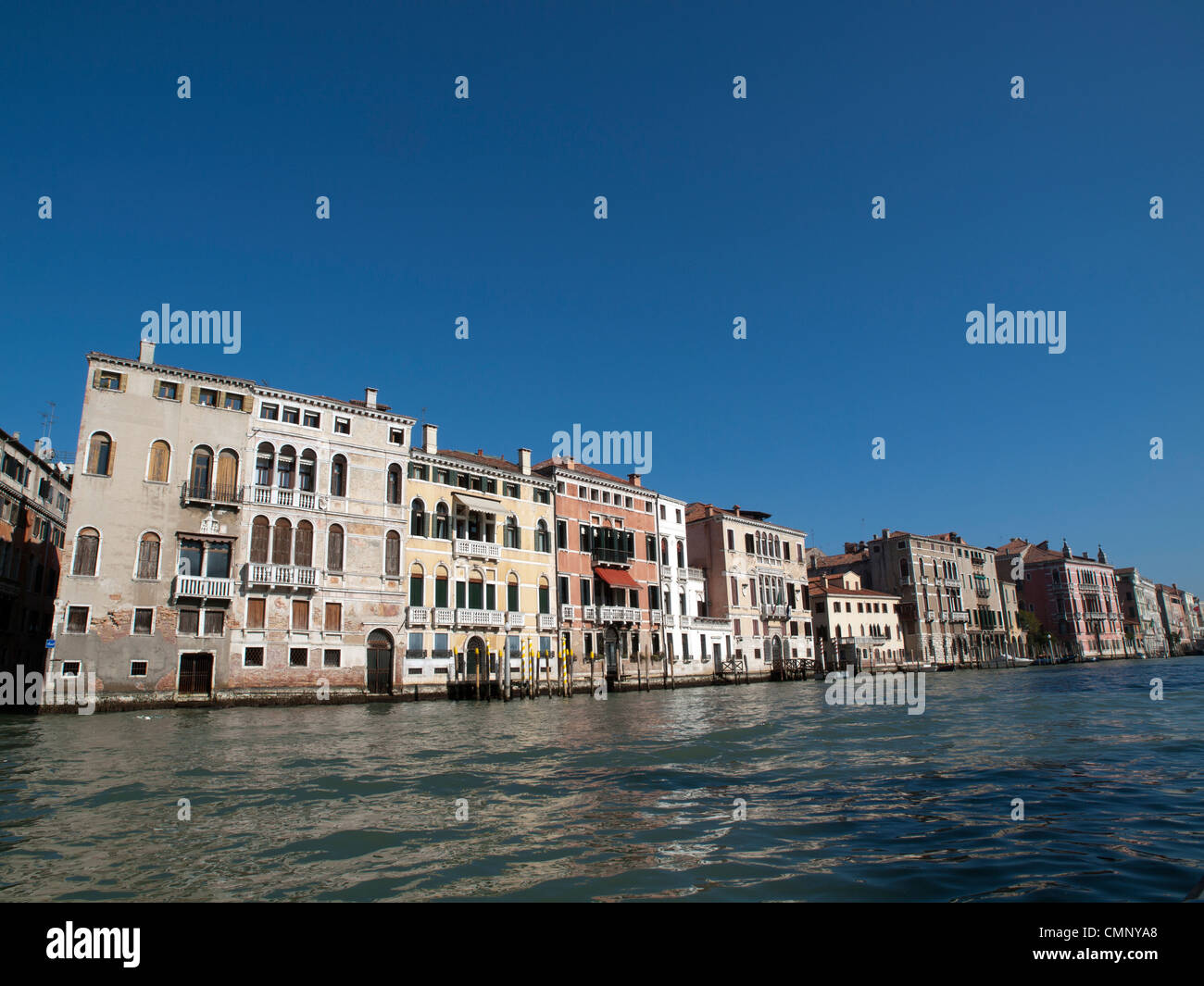 Venezianische Architektur entlang des Canal Grande Stockfoto