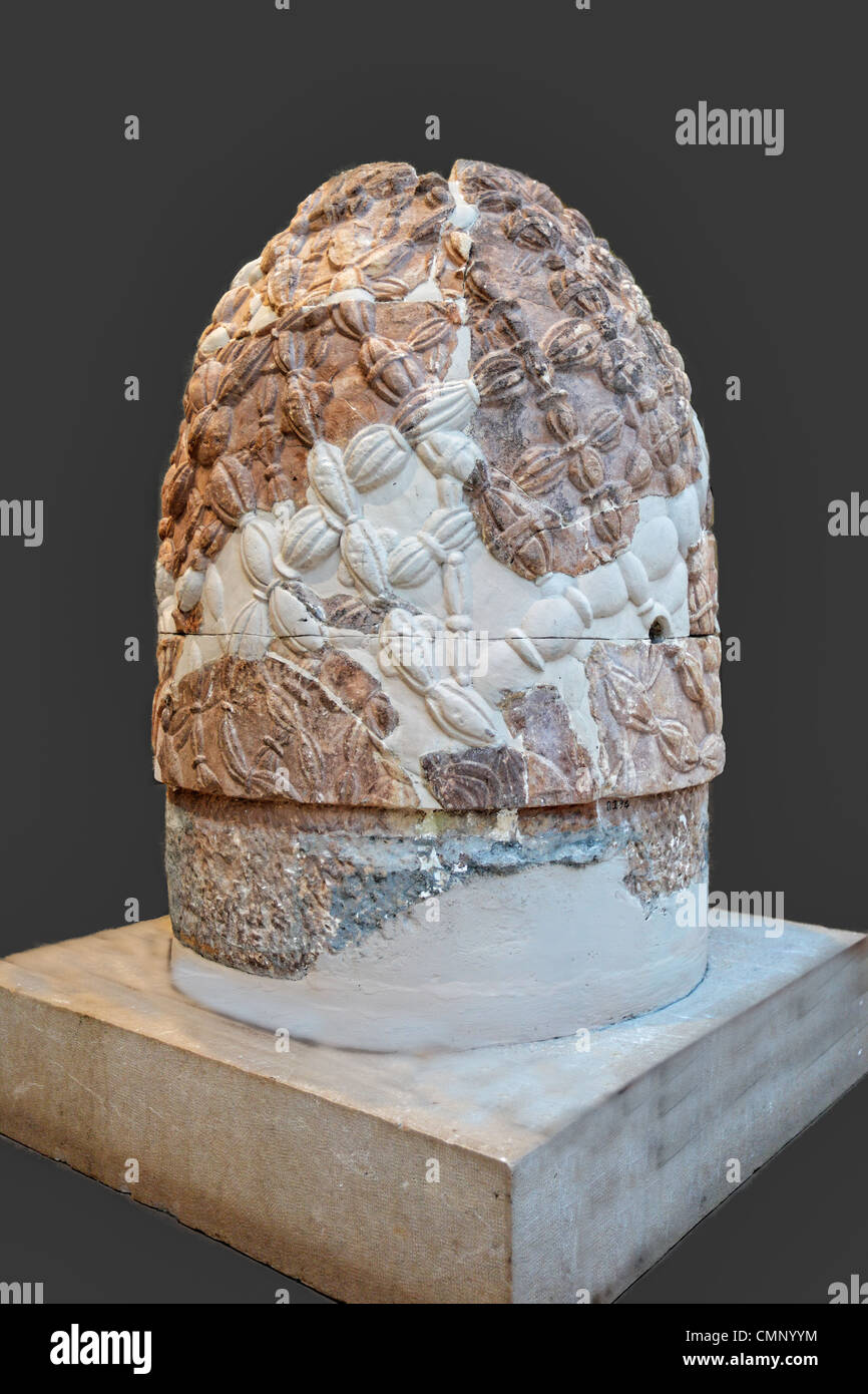 Der Marmor Omphalos - der Mittelpunkt der Erde (330 v. Chr.) in Delphi, Griechenland Stockfoto