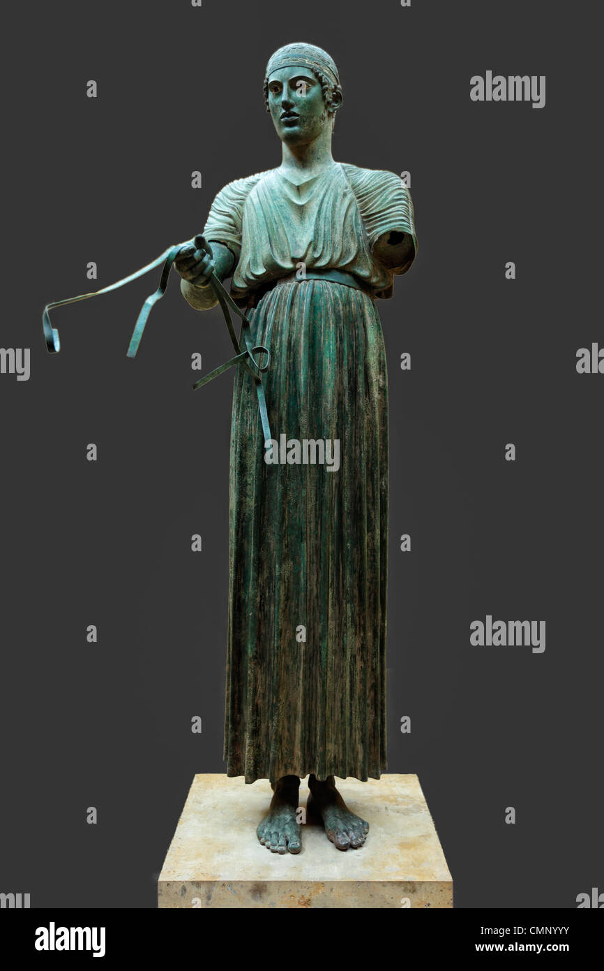 Der Wagenlenker (Heniochos 479 v. Chr.) im Museum von Delphi, Griechenland Stockfoto