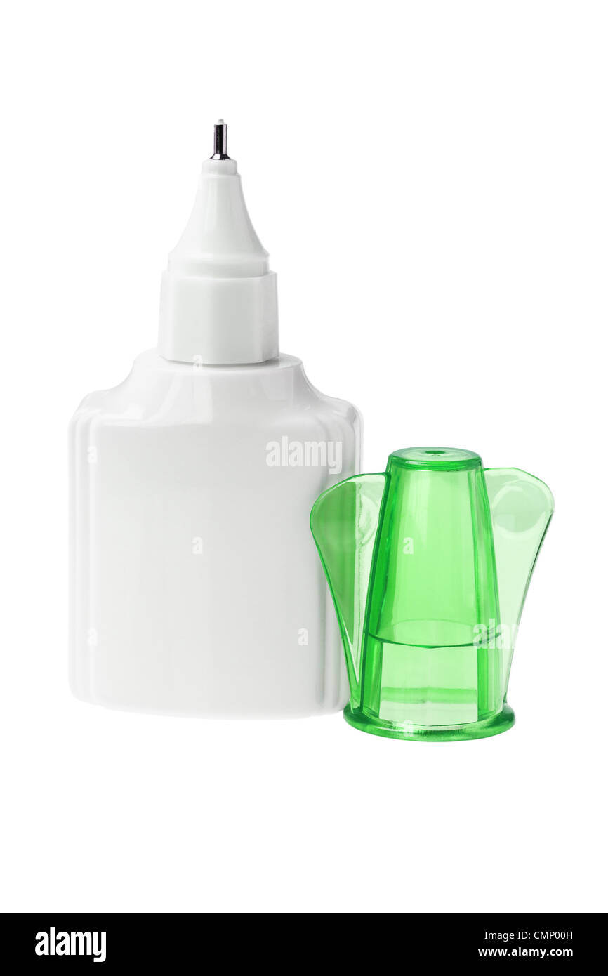 Geöffnete Flasche Flüssigkeit mit grüne Kappe auf weißem Hintergrund zu korrigieren Stockfoto