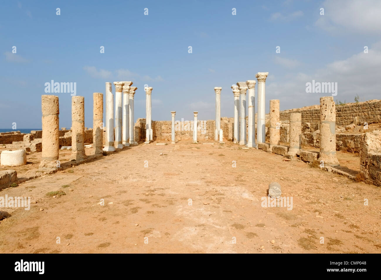 Apollonia. Libyen. Blick auf die zentrale Kirche oder die Basilika von Apollonia. Die Basilika, die wichtigsten Heiligtum mit Säulen flankiert wird Stockfoto