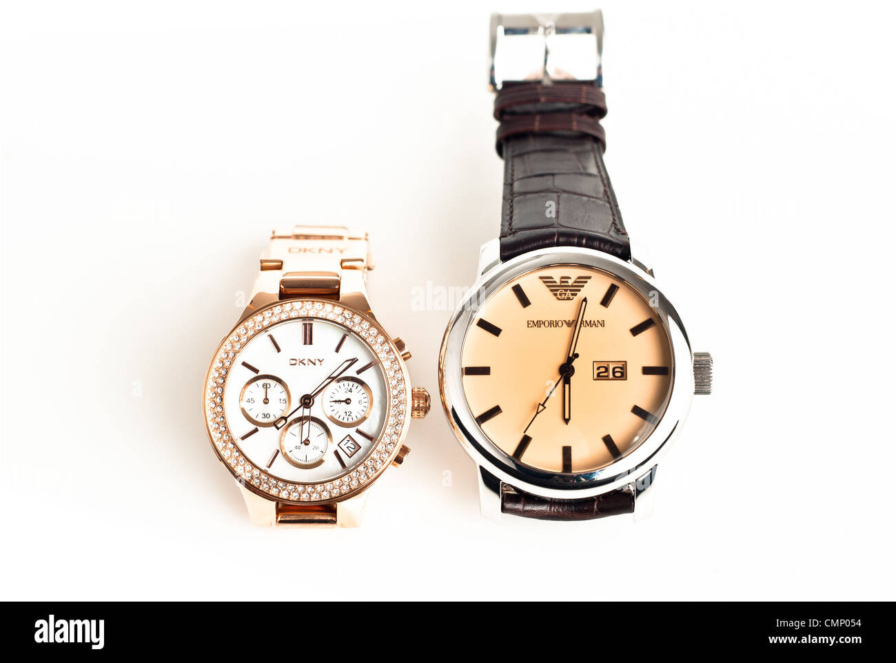 ein paar von Armbanduhren zusammen auf weißem Hintergrund Stockfoto