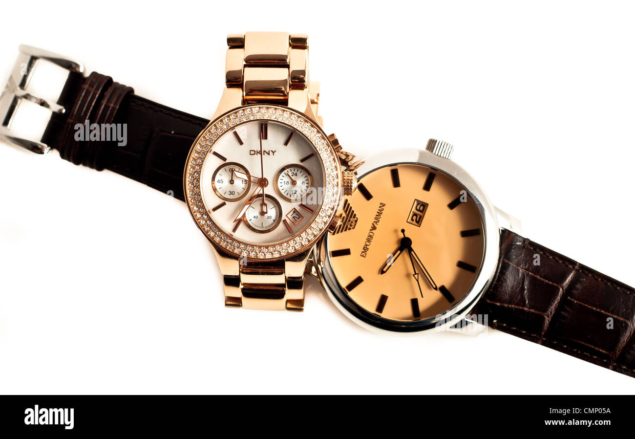 ein paar von Armbanduhren zusammen auf weißem Hintergrund Stockfoto