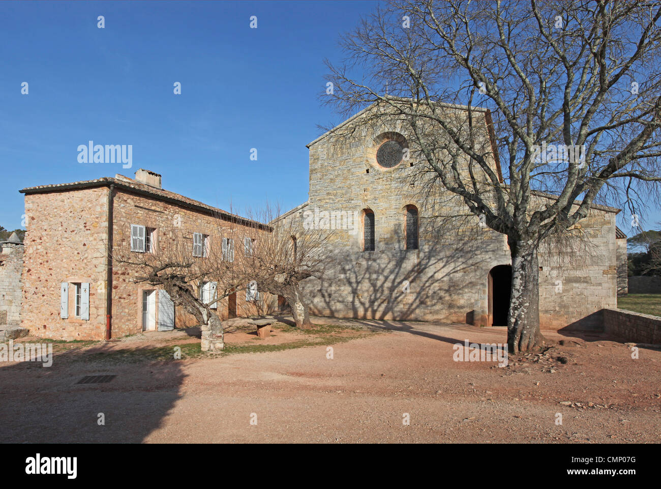 Gesamtansicht von Le Thoronet Abbey (L'abbaye du Thoronet) in Var, Frankreich. 13. C Zisterzienser-Abtei Stockfoto