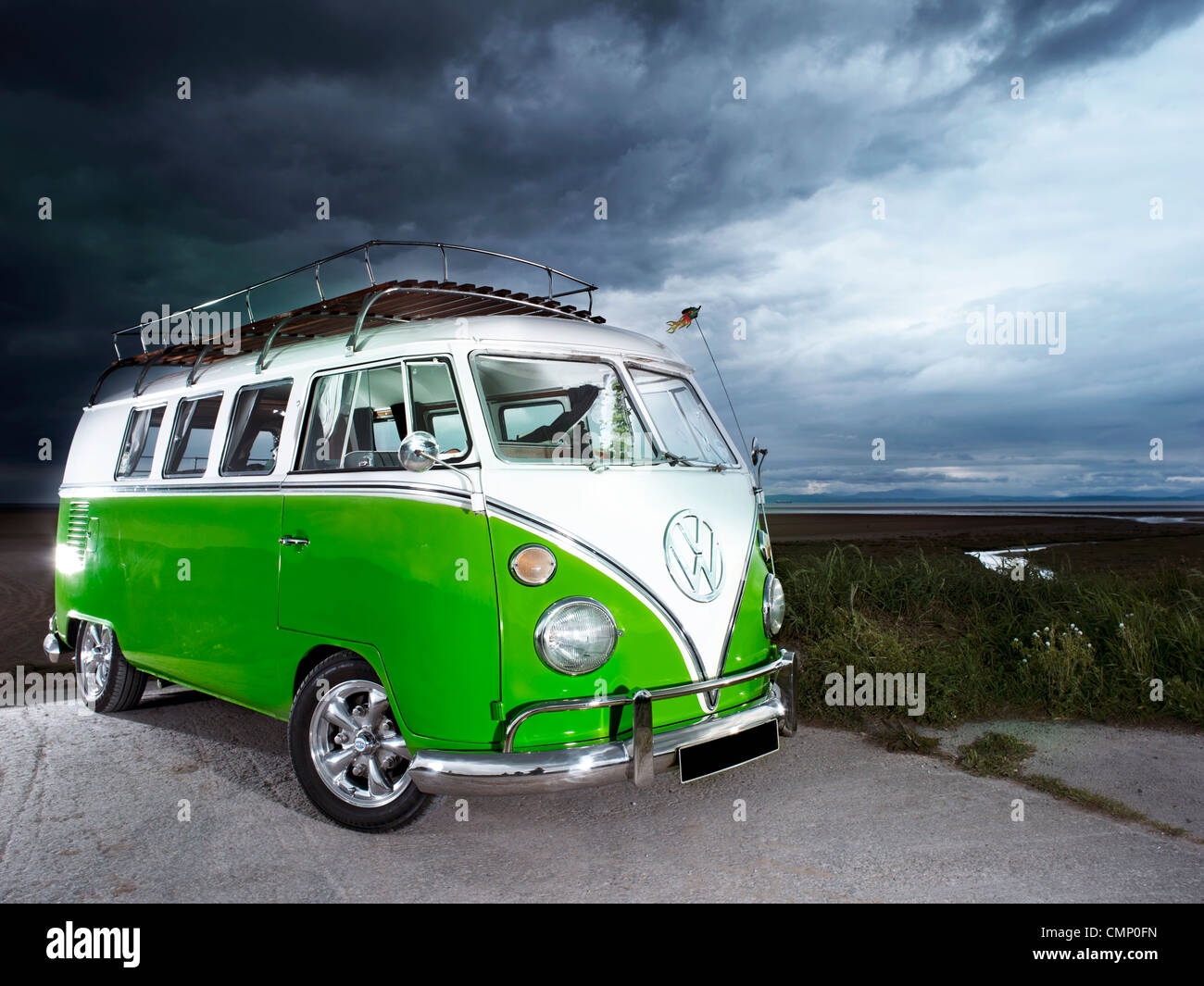 grünen Vw Volkswagen geteilten Bildschirm Camper van Bus Hippie Hippie 1960s 1950s luftgekühlten Retro-Strand britischen Regen bewölkt Schlechtwetter Stockfoto