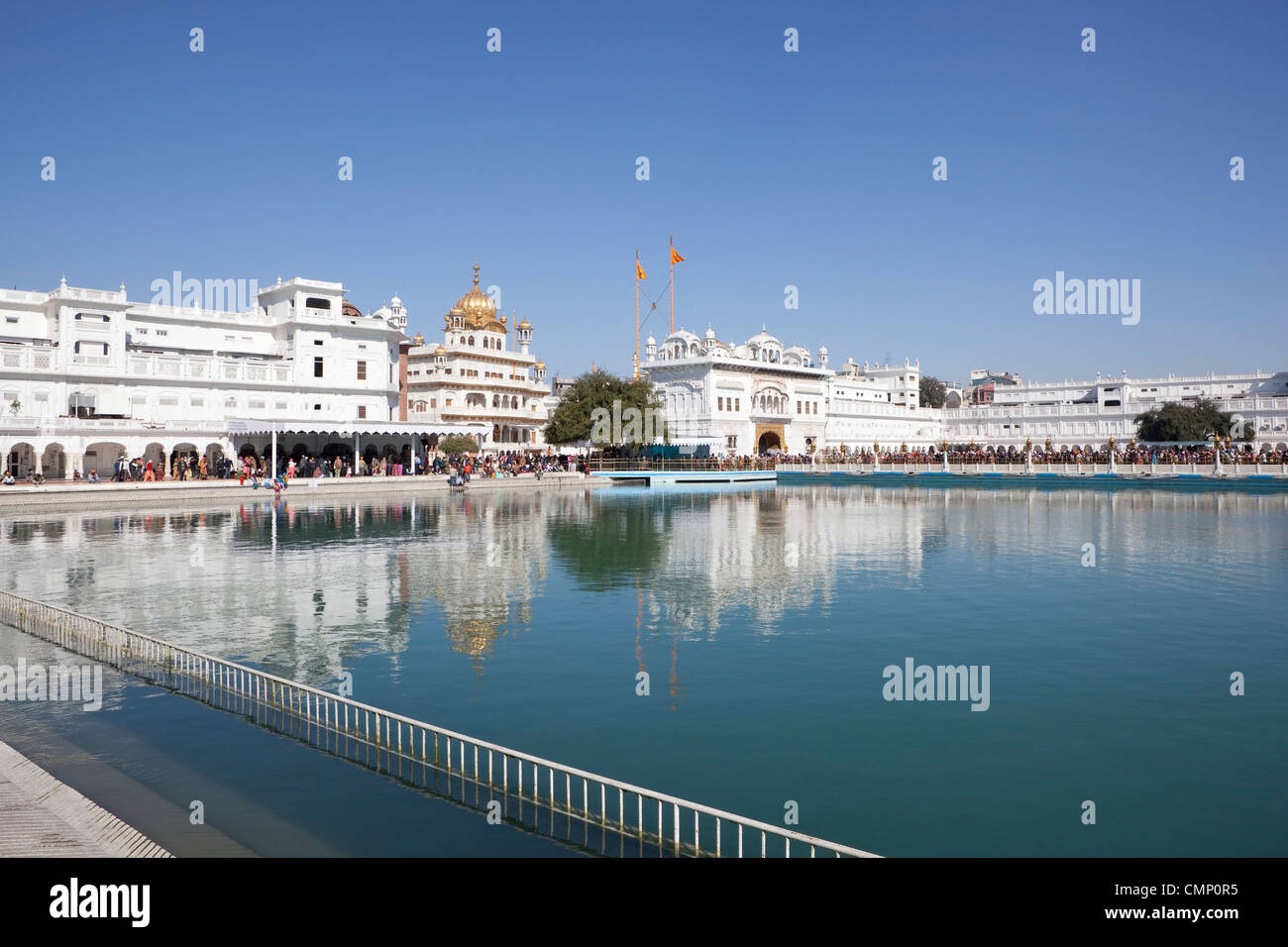 Die Architektur des Haramandir Sahib Komplex betrachtet über den Heiligen Pool in der Stadt Amritsar, Punjab, Indien Stockfoto