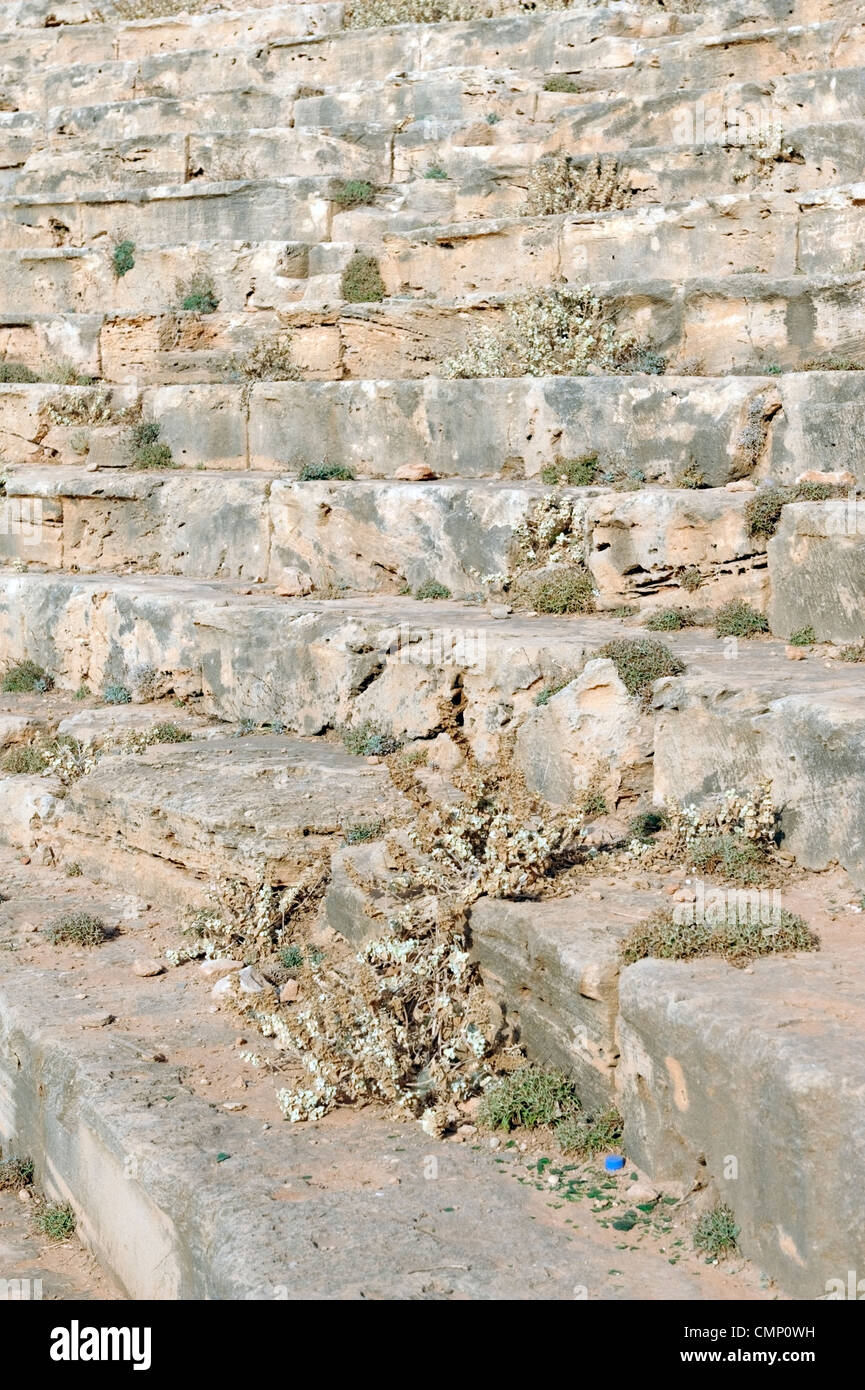 Apollonia. Libyen. Nahaufnahme des Felsens schneiden Sitze des griechischen Theaters von Apollonia liegt direkt außerhalb der östlichen Mauern Stockfoto