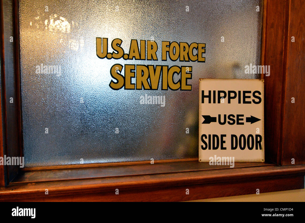 "Hippies verwenden Seitentür" Zeichen im alten US Air Force Rectruiting Büro, Baker City, Oregon. Stockfoto