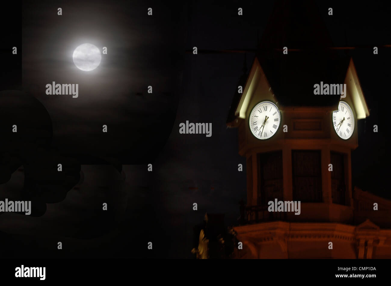 Mond und der Clocktower Kuppel des Grandhotels Geiser in Baker City, Oregon. Stockfoto