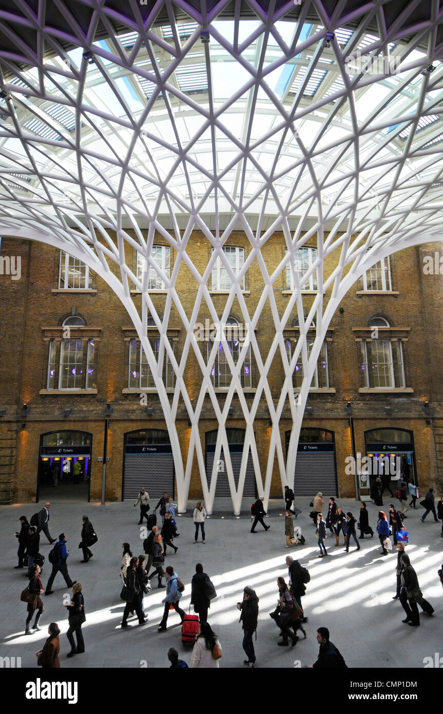 Kings Cross Bahnhof Abfahrt concourse strukturellen Stahl unterstützt futuristische Dachkonstruktion neben alten Bahnhof Backsteinmauern London England Großbritannien Stockfoto
