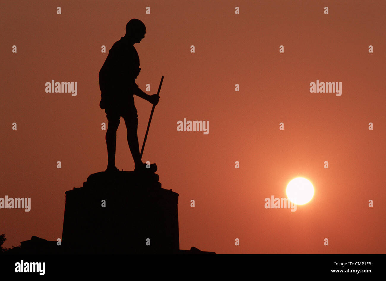 Statue von Mahatma Gandhi bei Sonnenaufgang (Indien) Stockfoto