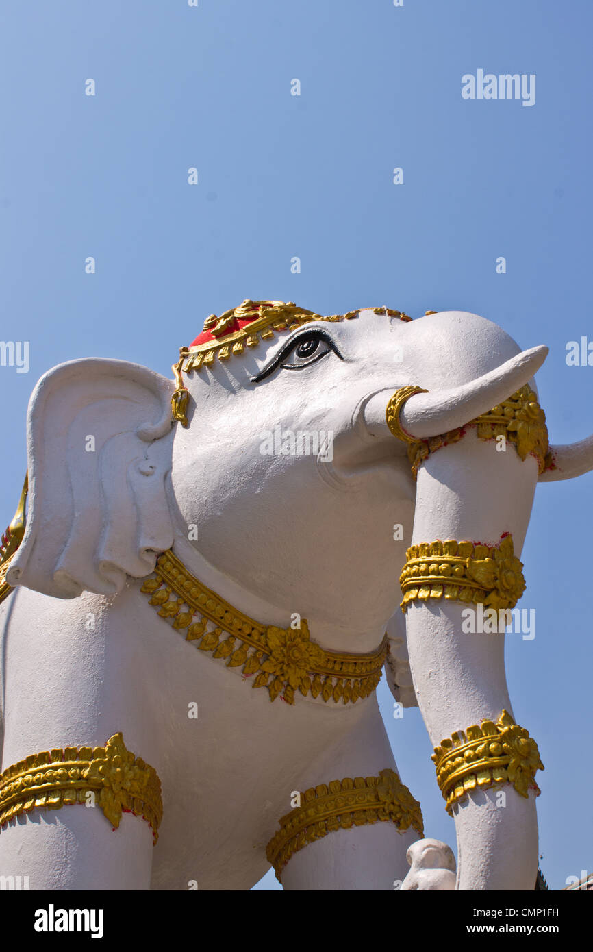 Elefanten-Statue und Ubosot Stockfoto