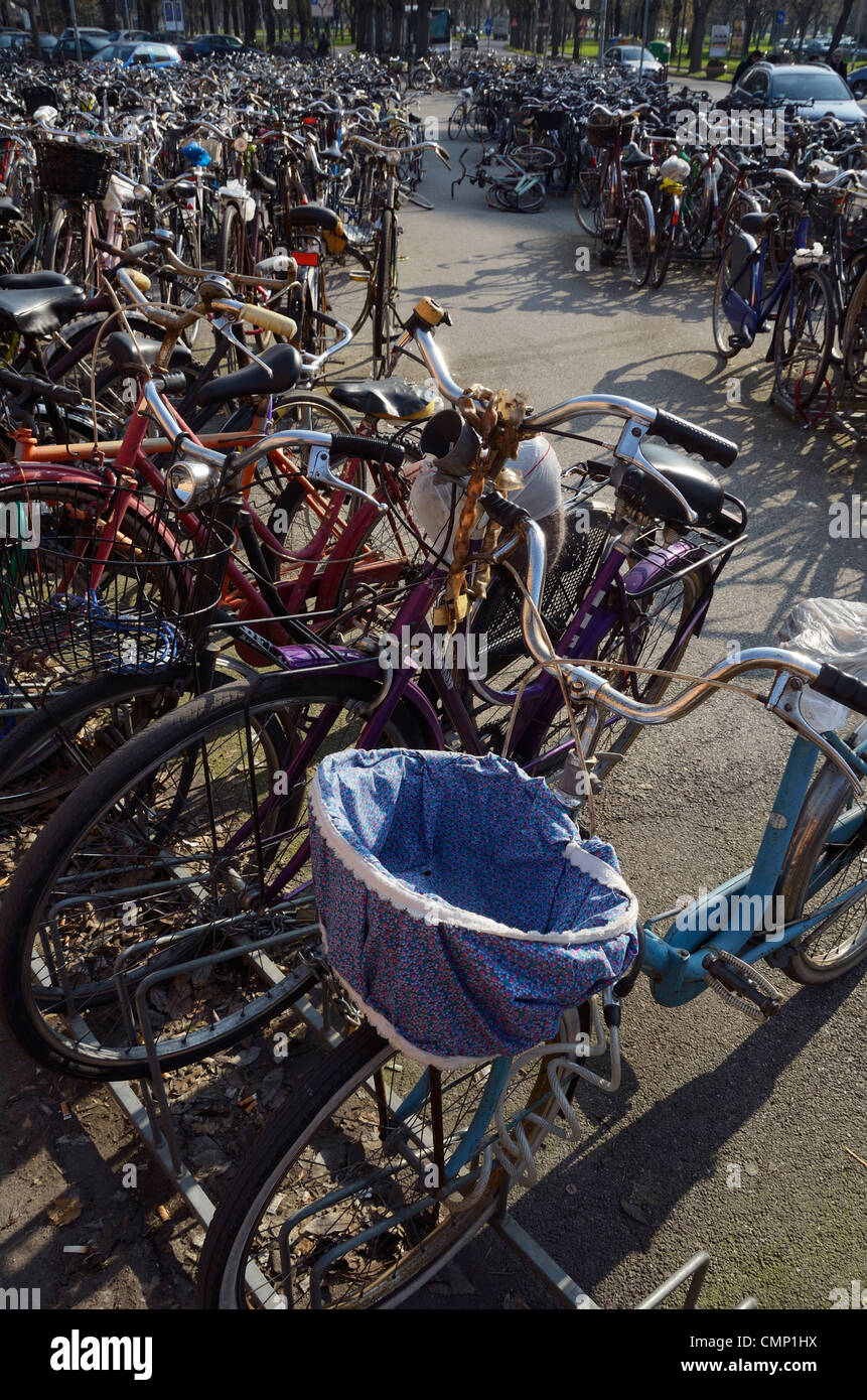 Fahrräder parken am Bahnhof in Ferrara, Italien. Stockfoto