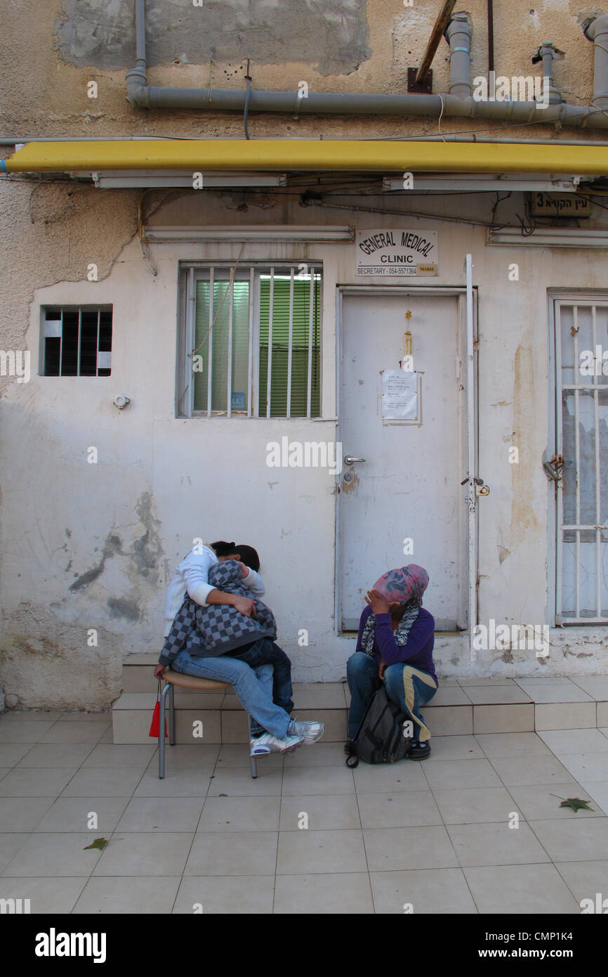 Gastarbeiter, die vor einer Klinik auf ausländische Arbeitskräfte in Neve Shaanan warten, wo sich eine der größten Bevölkerungsgruppen afrikanischer und anderer Migranten im Süden Tel Aviv Israels befindet Stockfoto