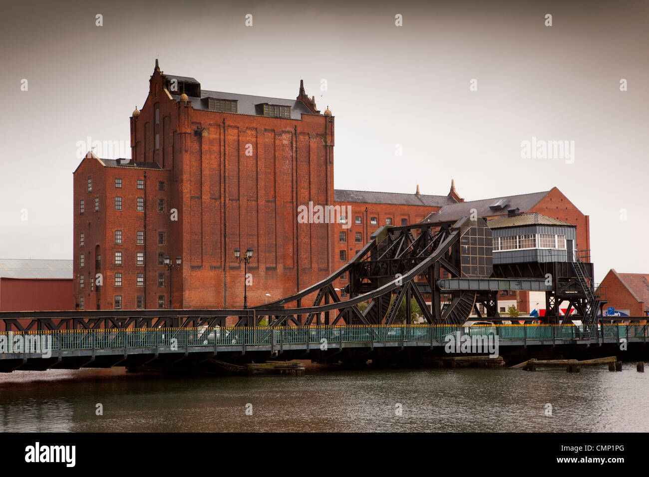 Großbritannien, England, Lincolnshire, Grimsby, Victoria Wharf hinter Corporation Brücke über Alexandra Dock Stockfoto