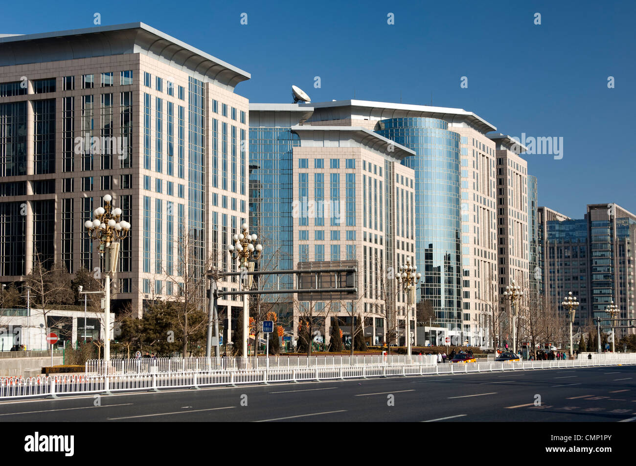 Moderne Stadtarchitektur entlang der Dong Chang Avenue in der Innenstadt von Peking, China Stockfoto