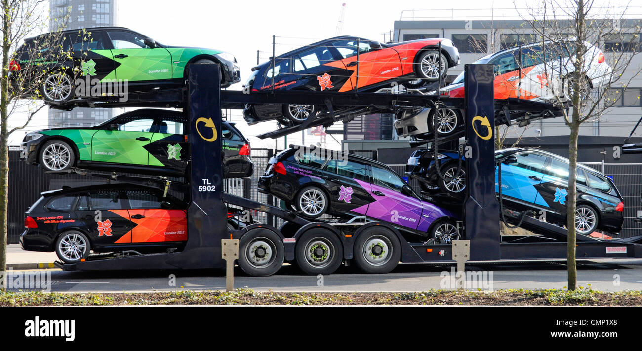 Autotransporter beladen mit BMW Autos lackiert in den Farben der Olympischen Spiele 2012 in London Stockfoto