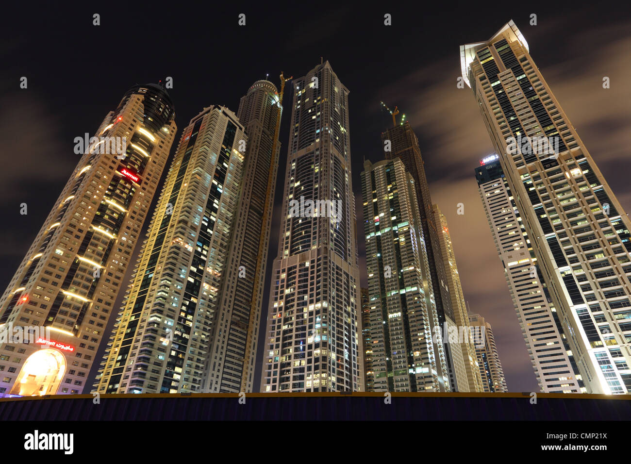 Wolkenkratzer in Dubai Marina beleuchtet in der Nacht, Vereinigte Arabische Emirate Stockfoto