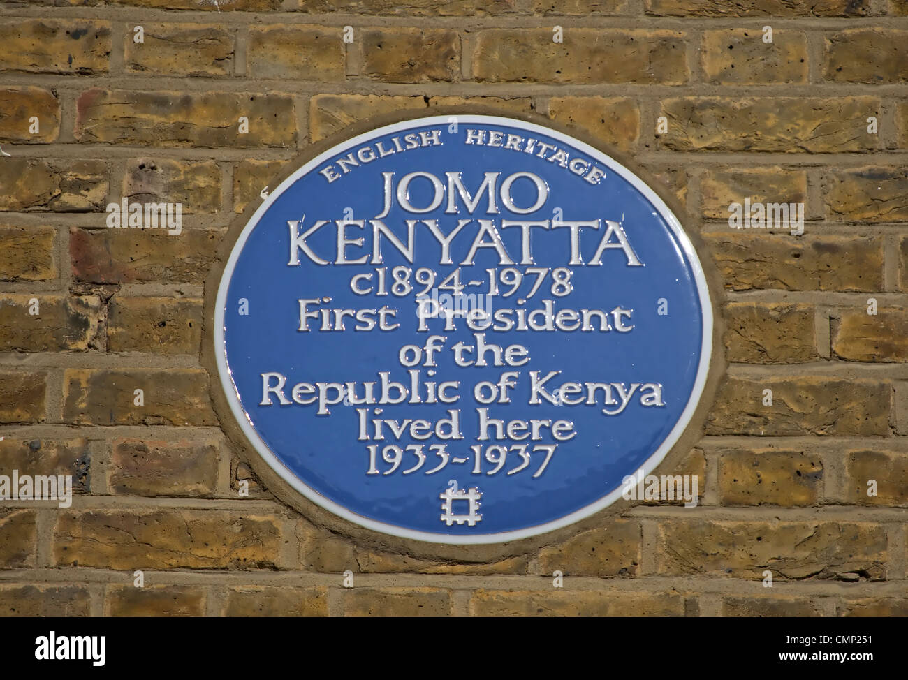Englisches Erbe blaue Plakette markiert ein Haus von Jomo Kenyatta, erster Präsident der Republik Kenia, Pimlico, London, England Stockfoto
