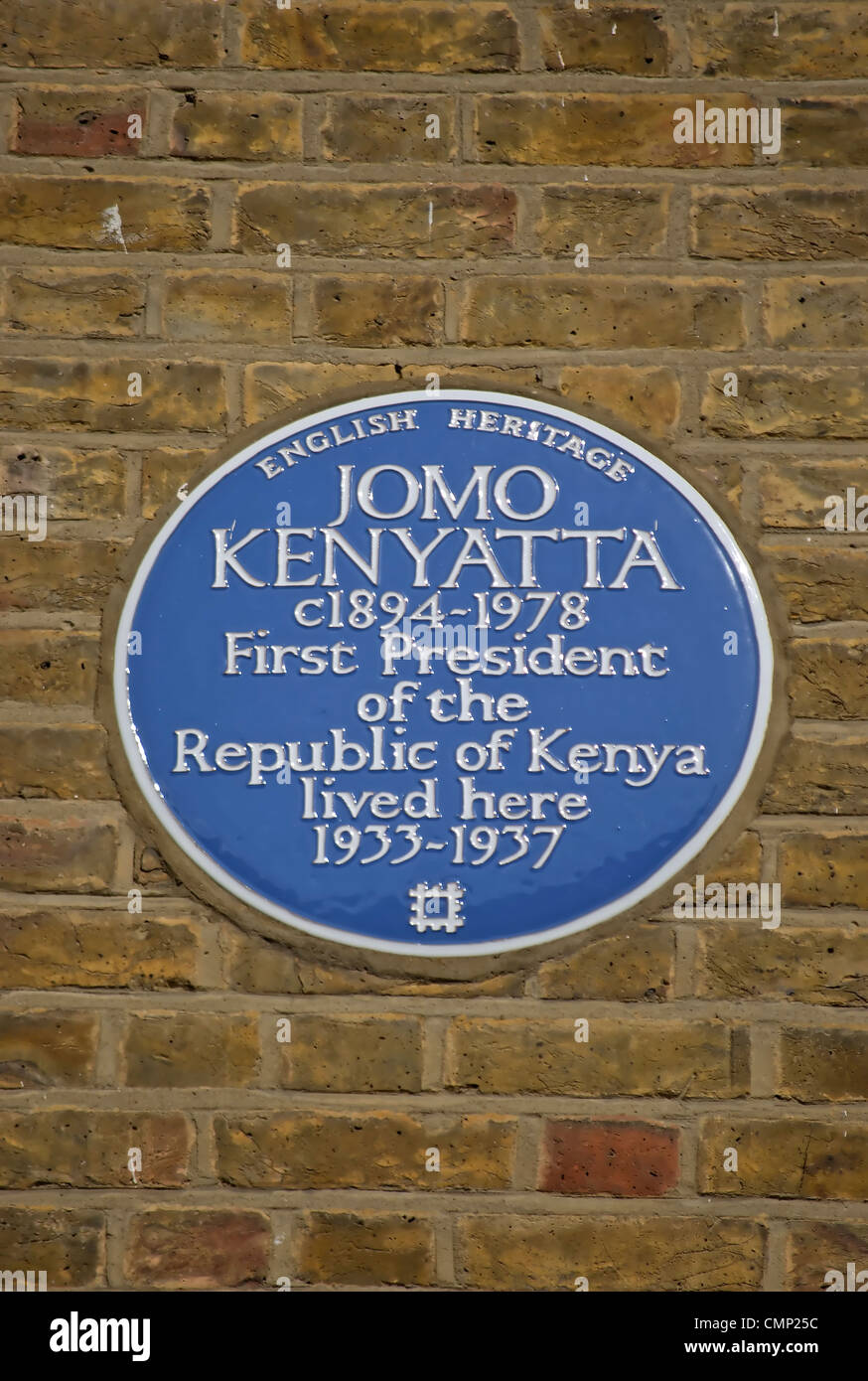 Englisches Erbe blaue Plakette markiert ein Haus von Jomo Kenyatta, erster Präsident der Republik Kenia, Pimlico, London, England Stockfoto