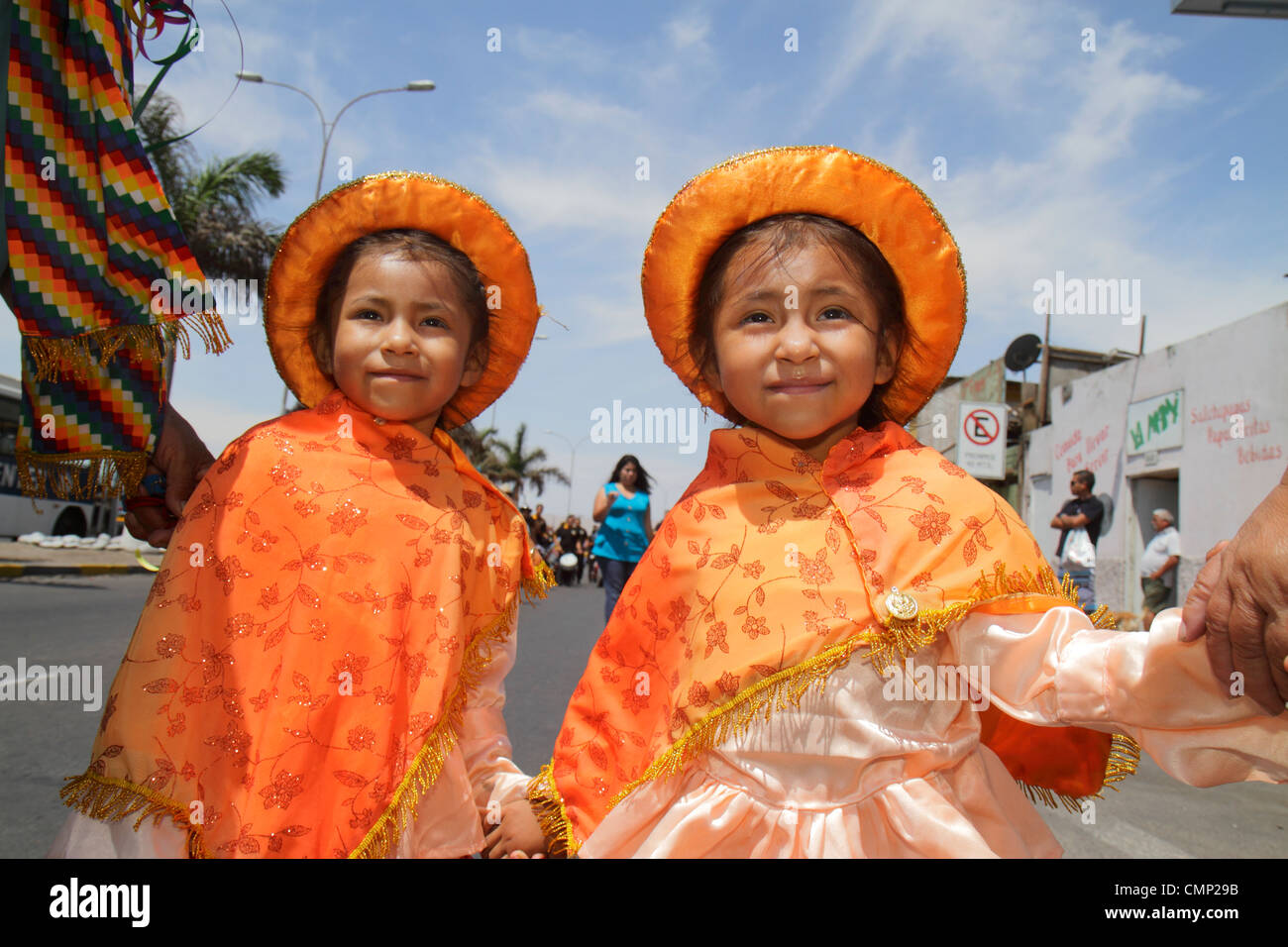 Arica Chile, Avenida Pedro Montt, Carnaval Andino, Karneval der Anden, Parade, Probe, indigene, Aymara-Erbe, traditioneller Folklore-Tanz, Truppe, hispanische Musik Stockfoto Arica Chile, Avenida Pedro Montt, Carnaval Andino, Karneval der Anden, Parade, Probe, indigene, Aymara-Erbe, traditioneller Folklore-Tanz, Truppe, hispanische Musik Stockfoto