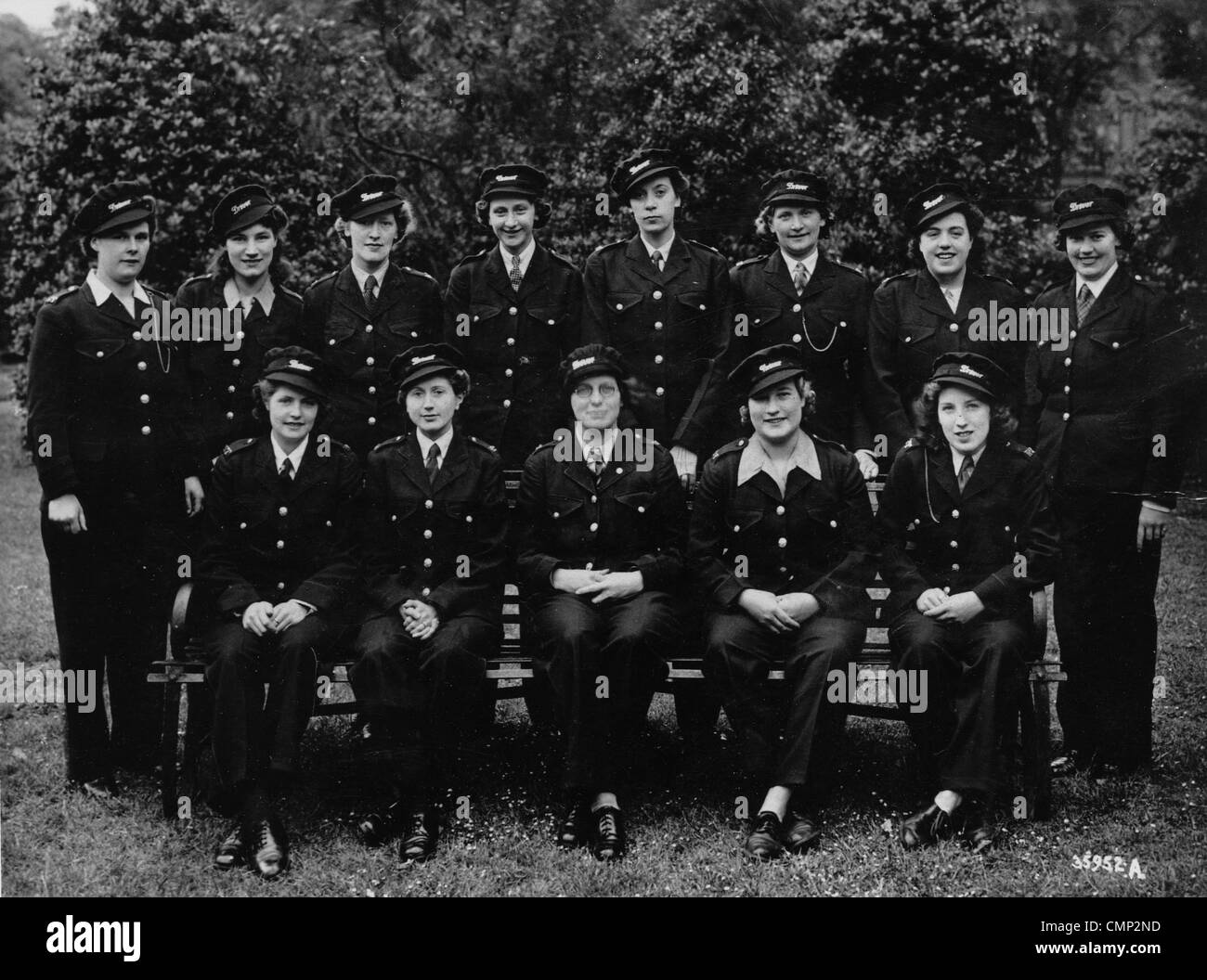 Weibliche Busfahrer, Wolverhampton, 1939-1945. Frauen Busfahrer arbeiten für Wolverhampton Corporation Transport während der Stockfoto