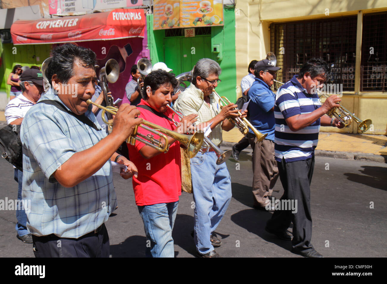 Arica Chile, Avenida Arturo Prat, Karneval der Anden, Karneval der Anden, Parade, Probe, indigene Völker, Aymara-Erbe, Folklore, Feier, lateinamerikanisches Latein Stockfoto Arica Chile, Avenida Arturo Prat, Karneval der Anden, Karneval der Anden, Parade, Probe, indigene Völker, Aymara-Erbe, Folklore, Feier, lateinamerikanisches Latein Stockfoto