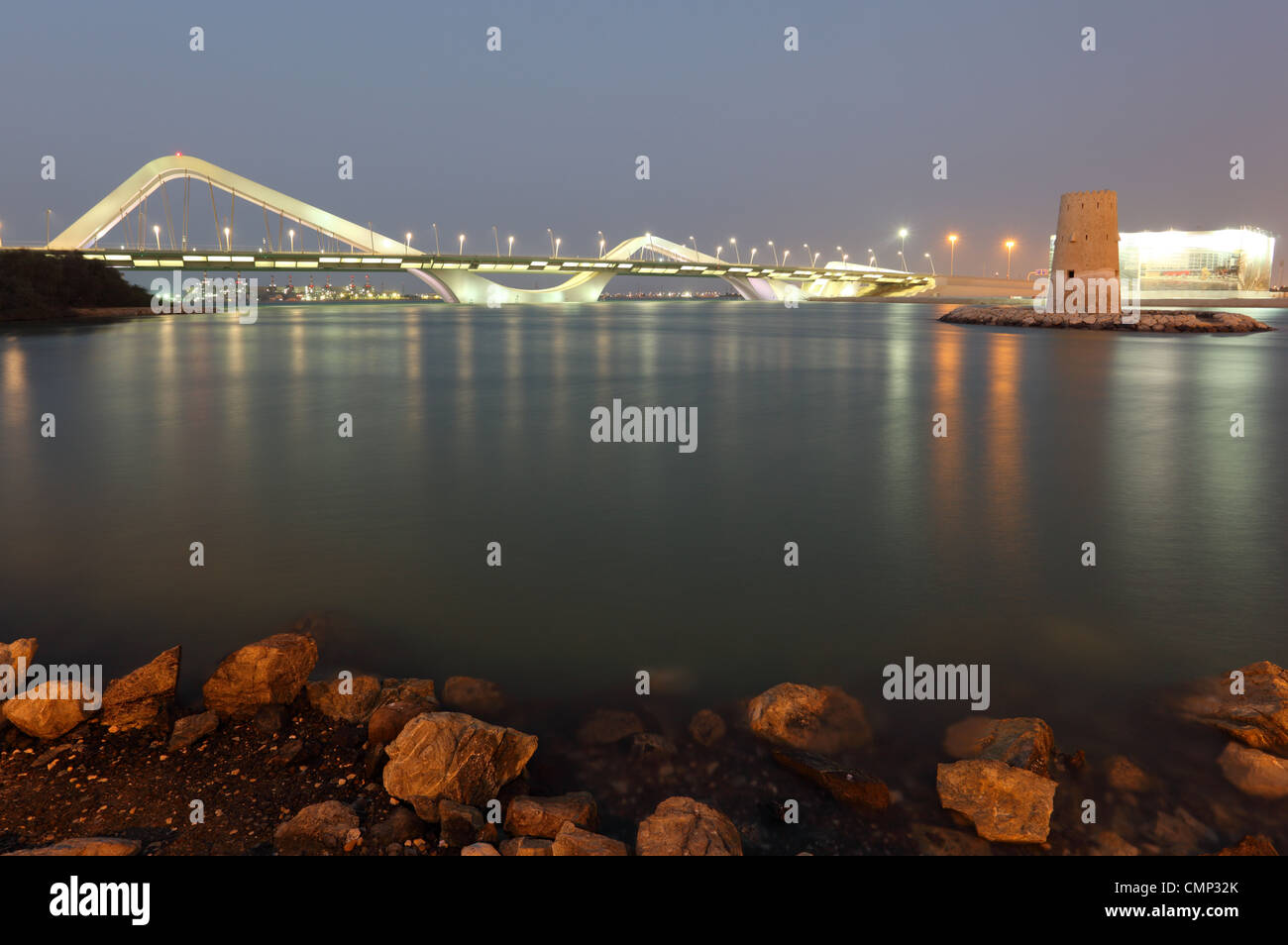 Sheikh-Zayed-Brücke in der Nacht, Abu Dhabi, Vereinigte Arabische Emirate Stockfoto