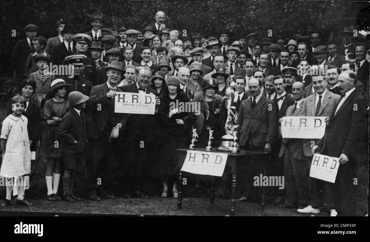 Gruppe, H.R.D Motors Ltd., Wolverhampton, Howard R. Davies und Kollegen im Halfway House, Tettenhall, mit dem Gewinn Stockfoto