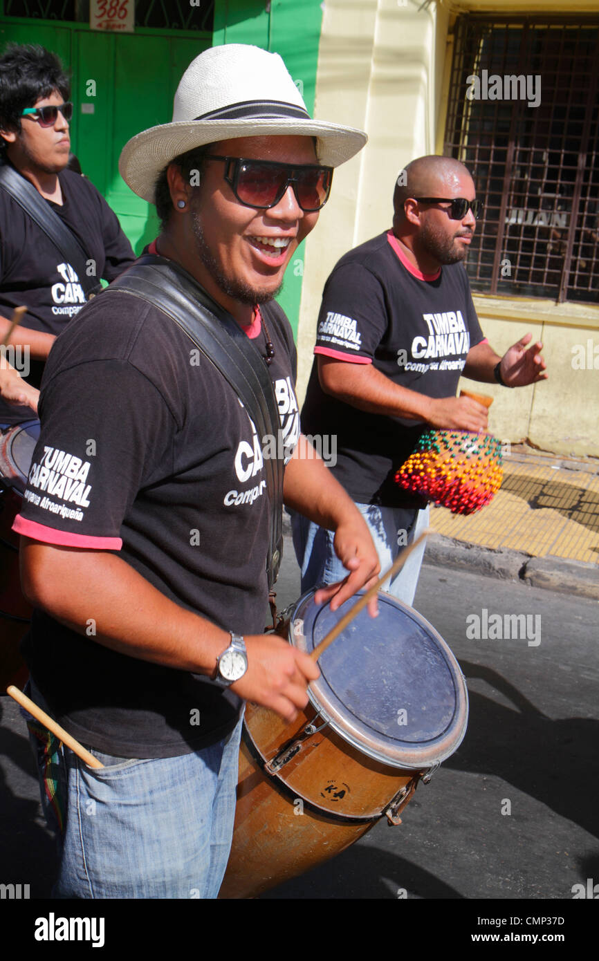 Arica Chile, Avenida Arturo Prat, Karneval Andino, Karneval der Anden, Parade, indigene, afrikanische, afro-chilenische Tradition, Folklore-Musiker, Tumba-Trommel, hispanisch Stockfoto Arica Chile, Avenida Arturo Prat, Karneval Andino, Karneval der Anden, Parade, indigene, afrikanische, afro-chilenische Tradition, Folklore-Musiker, Tumba-Trommel, hispanisch Stockfoto