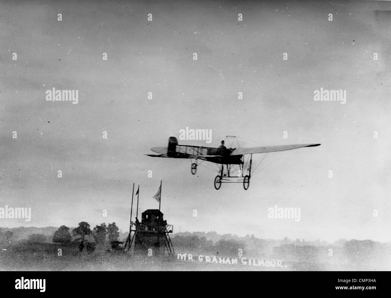 Midland-Aero-Club, Dunstall Park, Wolverhampton, 1910. Graham Gilmour fliegen seine "Bleriot" Eindecker in der Nähe von "Control Tower" Stockfoto