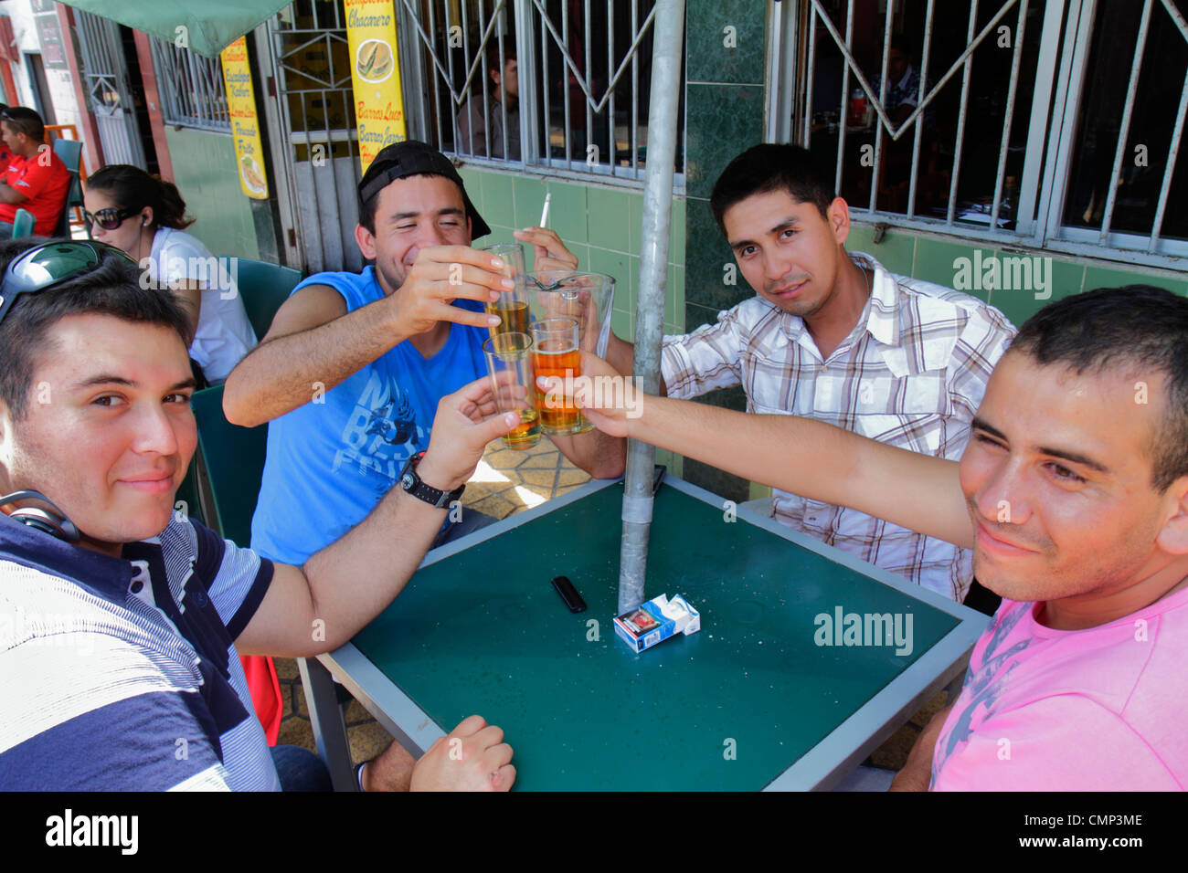 Arica Chile, Mercado Colon, Markthalle, Food Court plaza, Restaurants, Restaurants, Restaurants, Restaurants, Cafés, hispanische Männer, Erwachsene, junge Menschen, Getränke Stockfoto